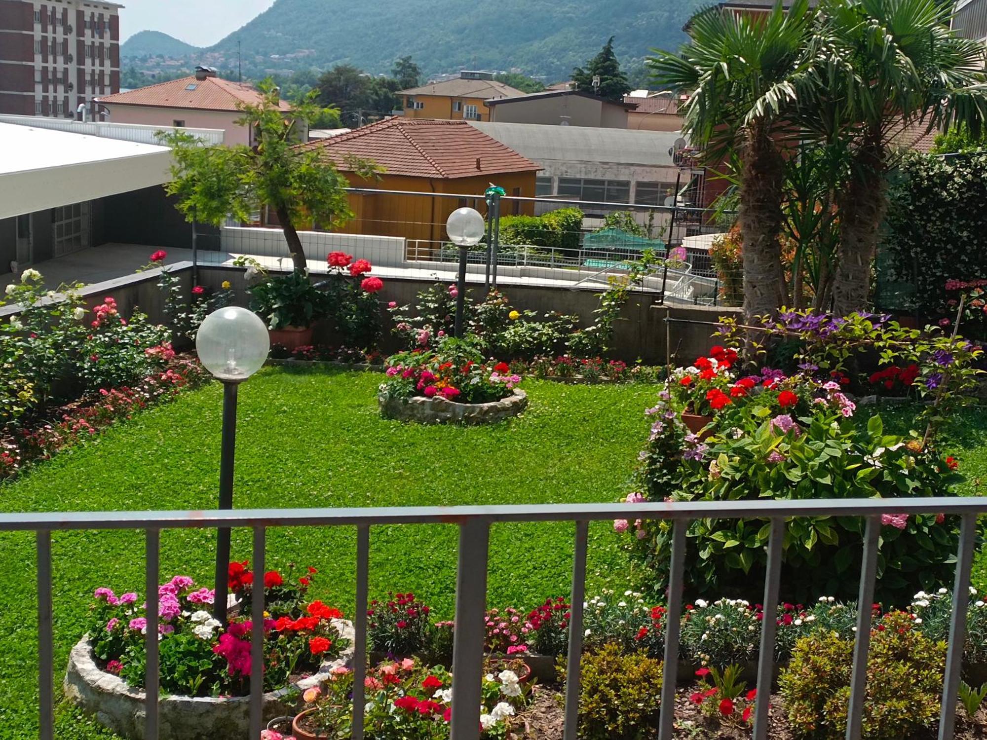 Le Rose Sul Lago Pescate Luaran gambar